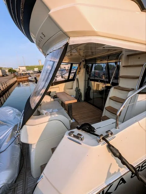 Yacht side detailing