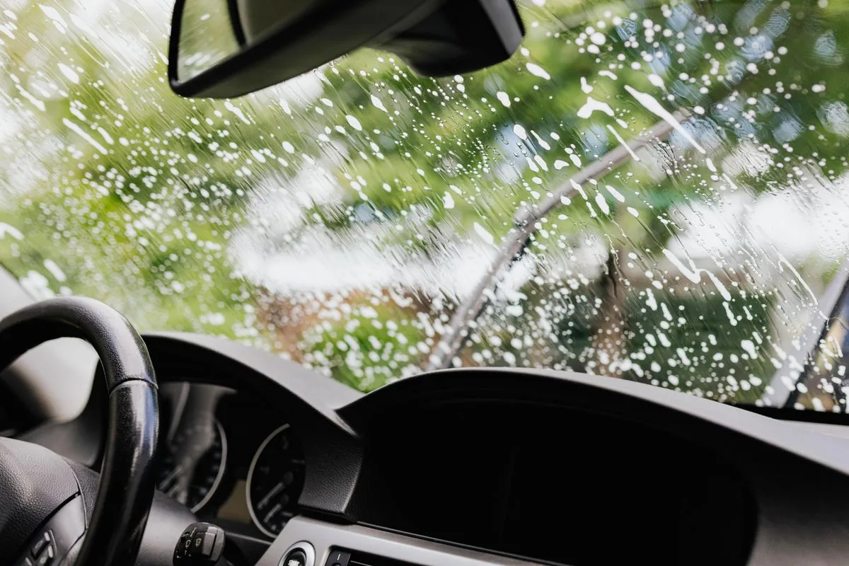 Deep cleaning of car windows from the inside